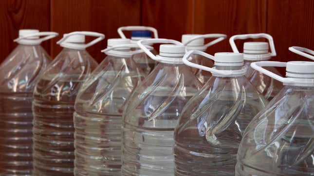 Imagen del artículo titulado La mejor manera de almacenar su suministro de agua de emergencia